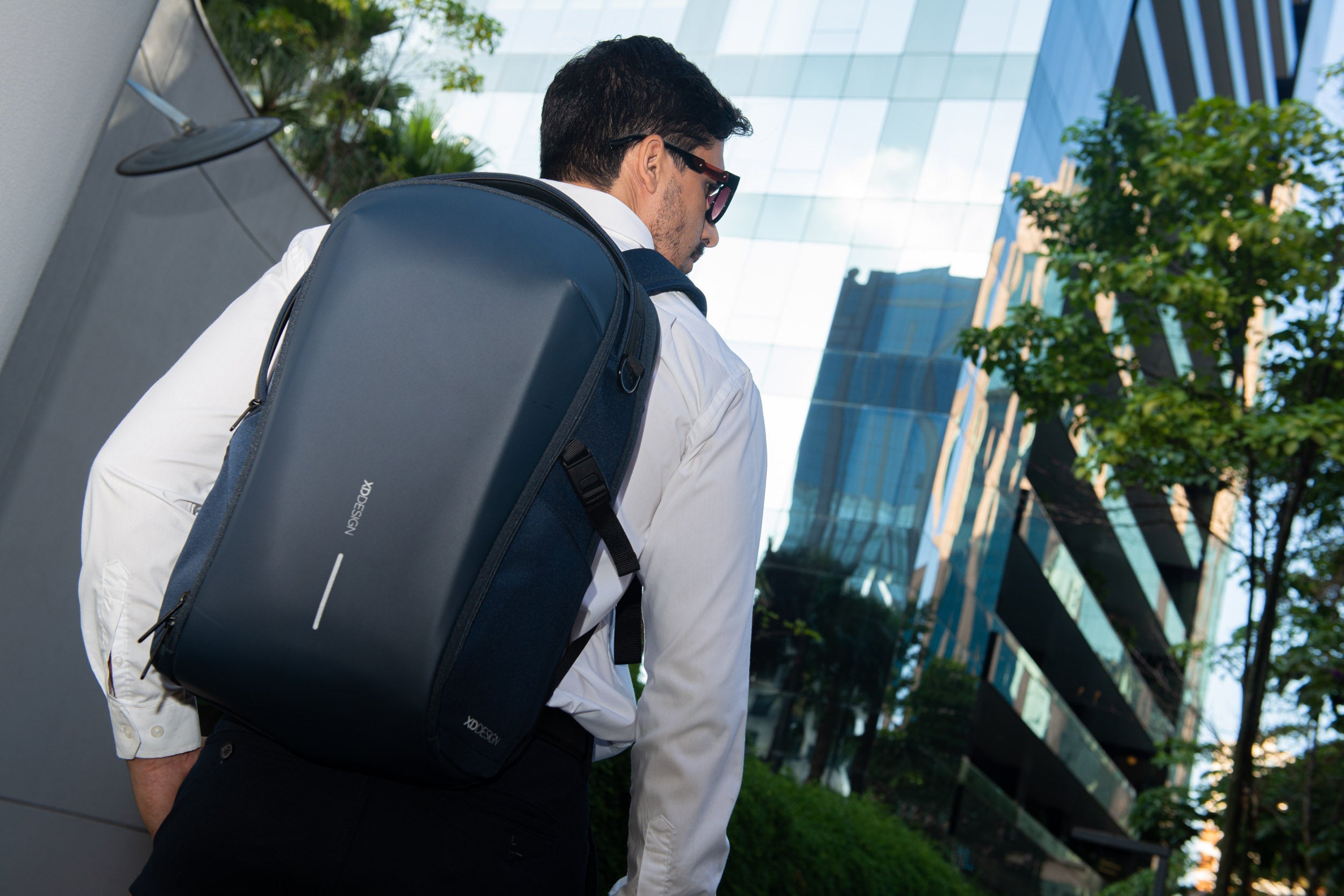 Image of XD Design Bizz 15.6'' Inç Uyumlu Suya Dayanıklı Hırsızlık Önleyici Sırt Çantası Lacivert