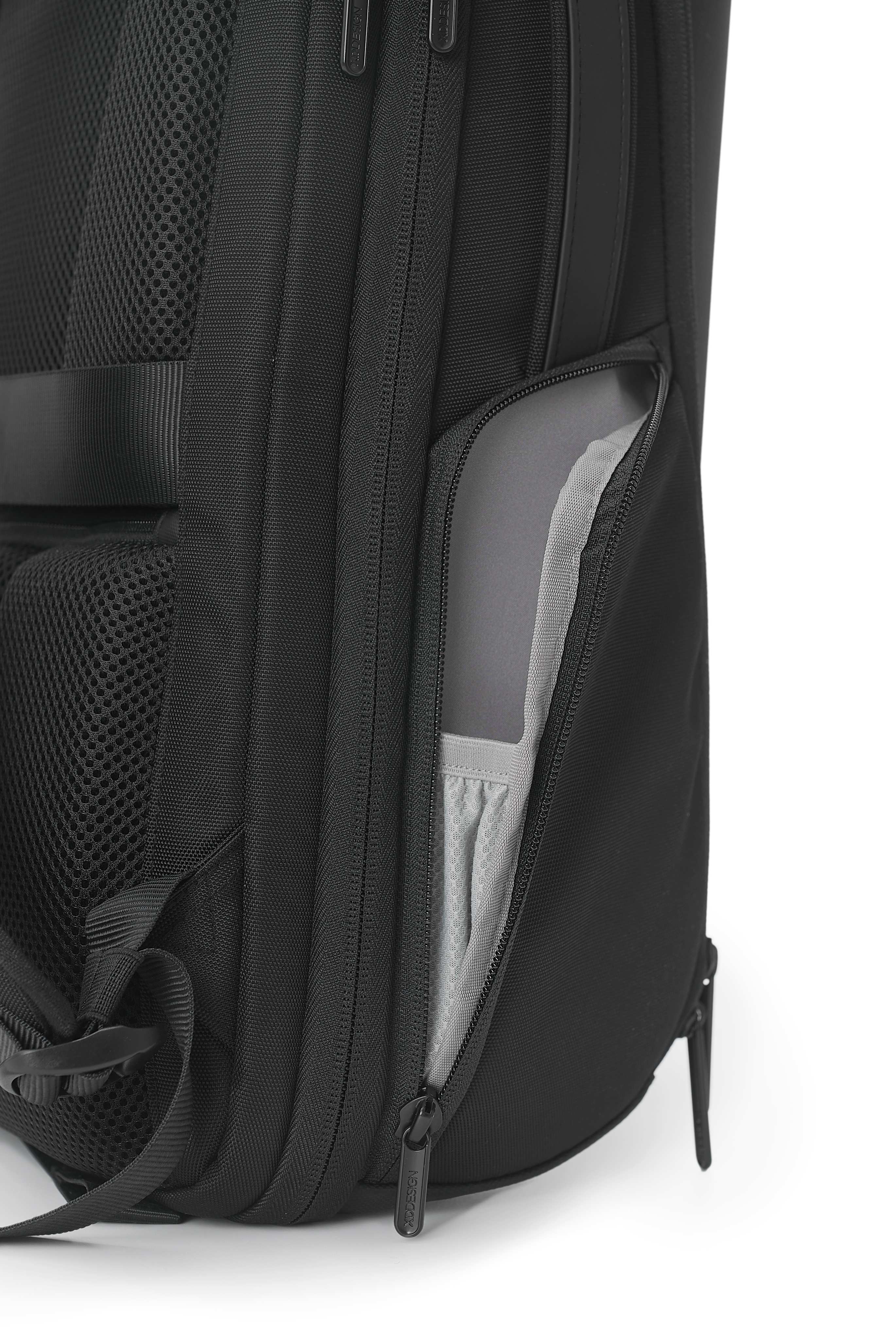 Image of XD Design Bizz 15.6'' Inç Uyumlu Suya Dayanıklı Hırsızlık Önleyici Sırt Çantası Siyah