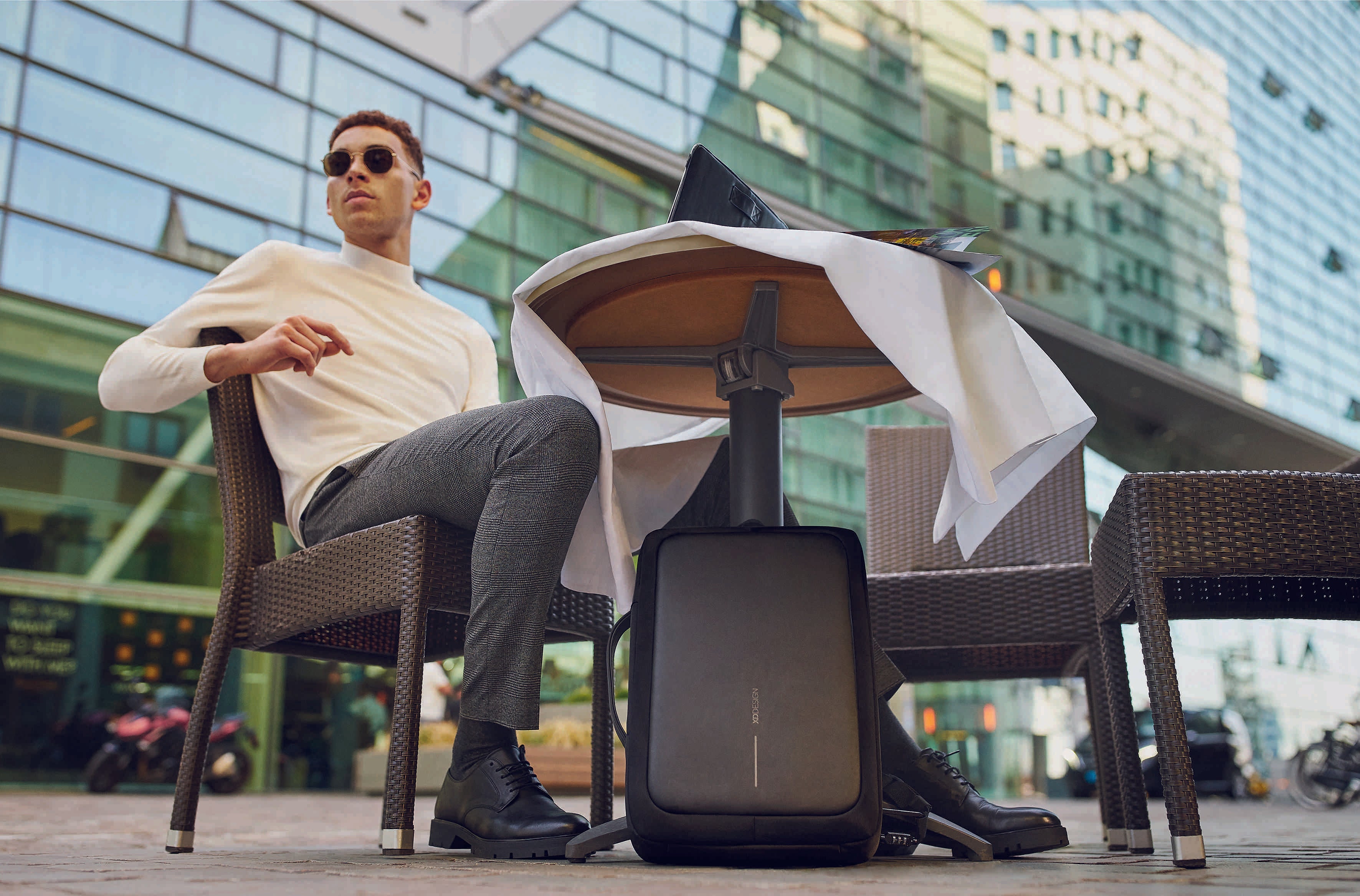 Image of XD Design Bobby Bizz 15.6'' Inç Uyumlu Hırsızlık Önleyici Evrak ve Sırt Çantası Siyah