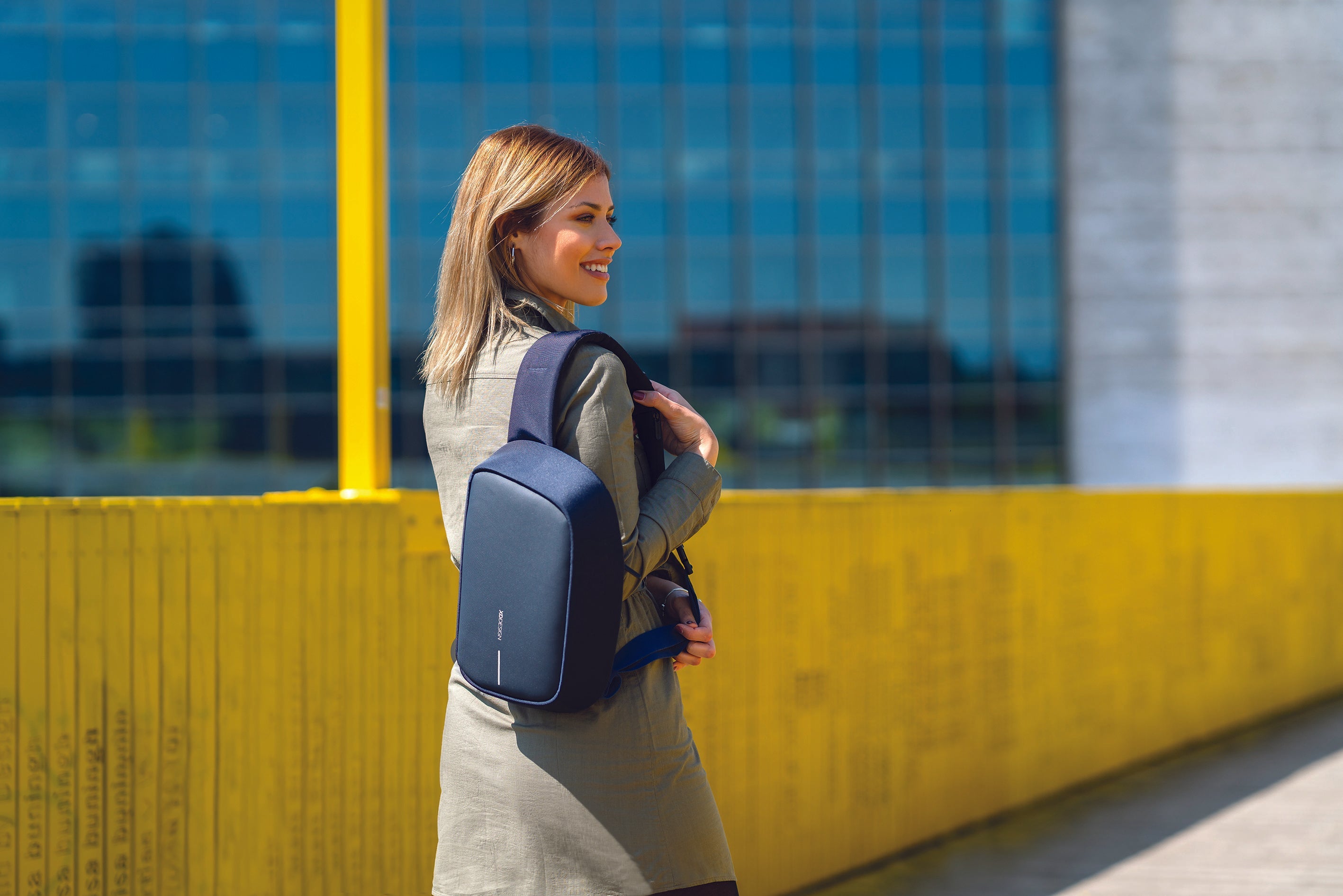 Image of XD Design Bobby Sling Usb Şarj Girişli Çapraz Omuz Çantası Lacivert